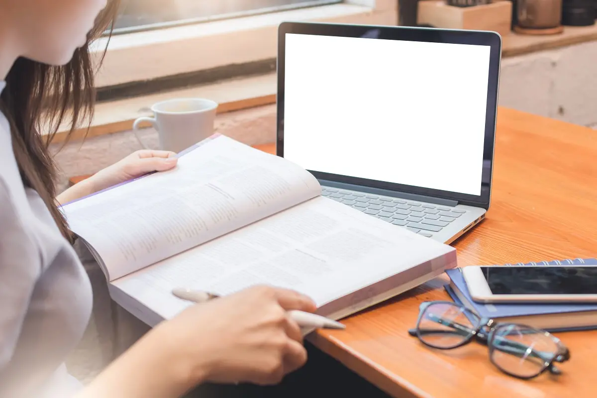 Imagem da notícia: Como estudar para concurso público sozinho? Especialistas listam dicas práticas de como se organizar