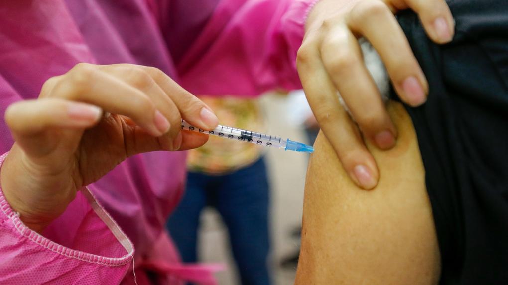 Profissional de saúde aplicando vacina