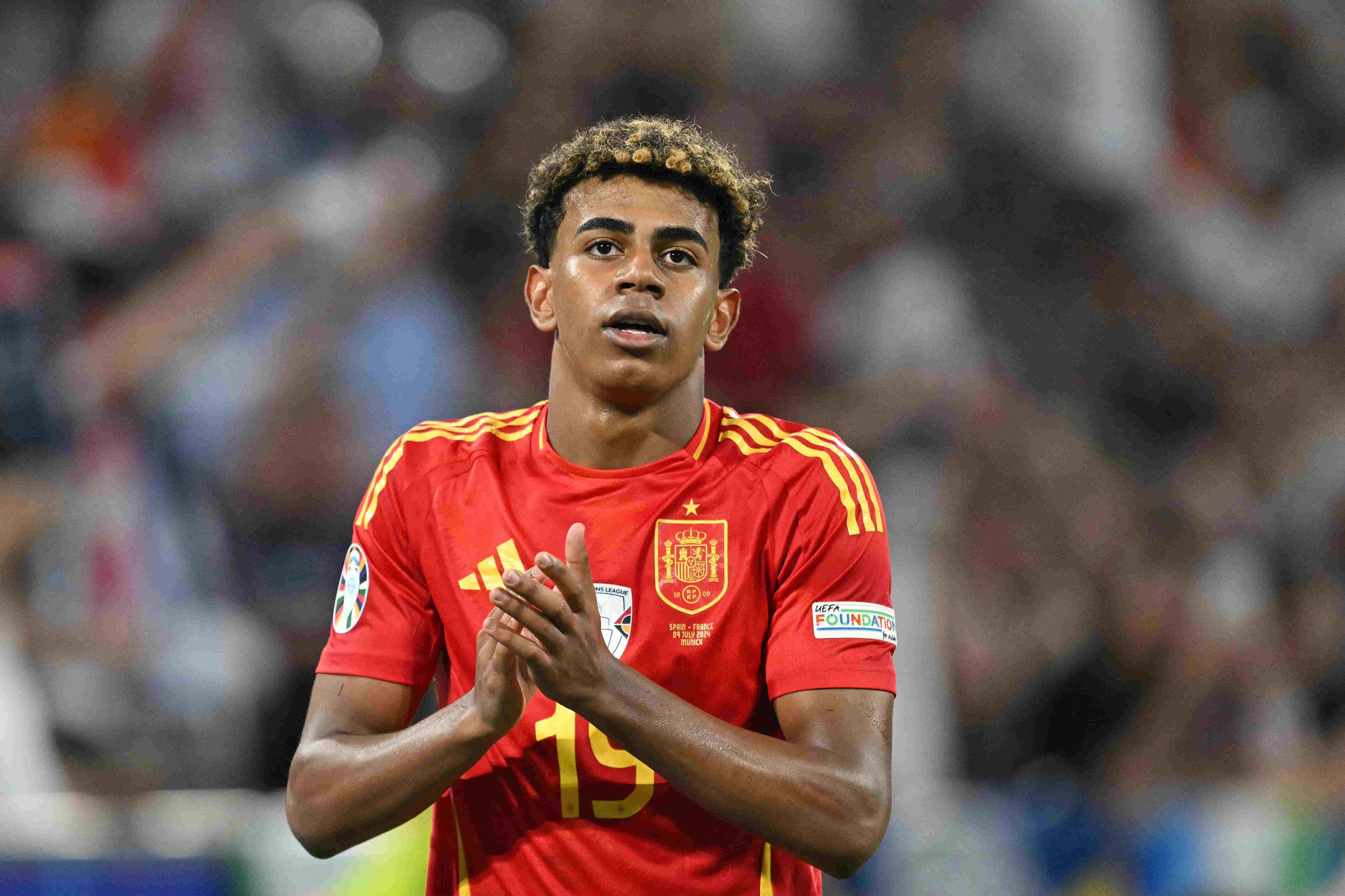 Foto de Lamine Yamal, jogador da Espanha, durante partida de futebol