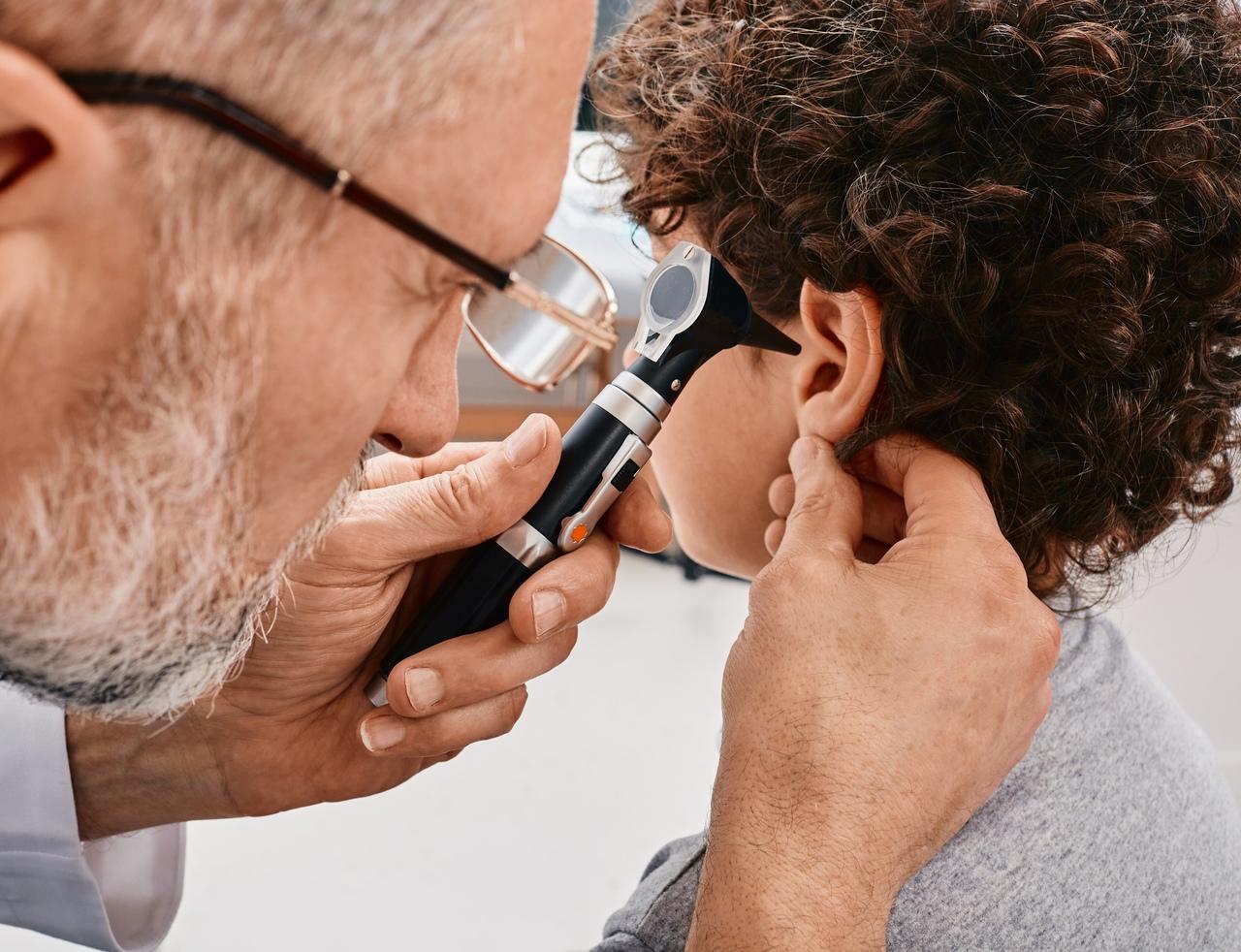 Criança realiza teste auditivo com otorrinolaringologista