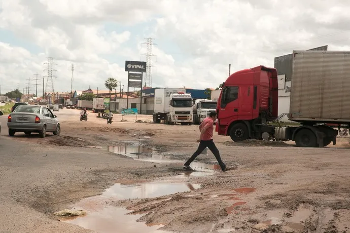 Problemas de infraestrutura se acumulam ao longo dos 32 km do 4º Anel Viário de Fortaleza