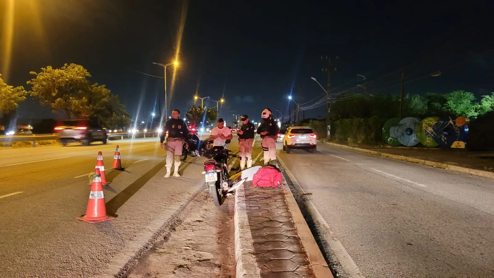 Agentes da PRF após acidente com cerol na BR-116