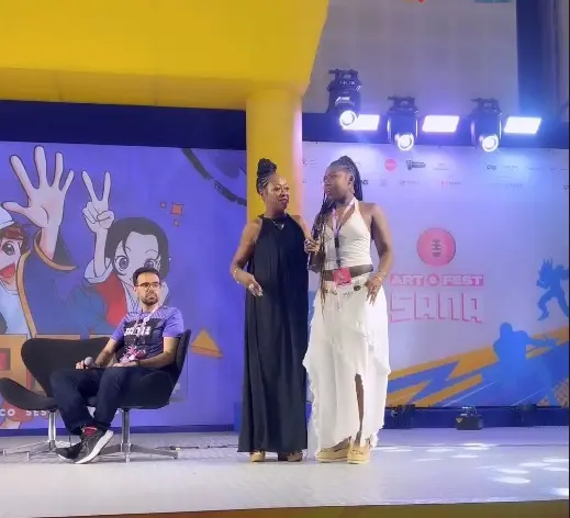 Tichina ao lado da filha Alijah Kai no palco do Sana