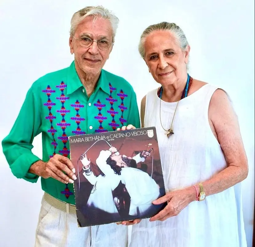 Caetano e Bethânia seguram um disco e posam para a foto
