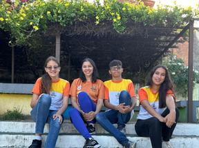 Leticia, professora Amanda, Pedro Henrique e Maria Beatriz formam uma das equipes finalistas da rede municipal que tentam reunir recursos