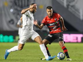 Guilherme disputa bola em Santos x Ituano