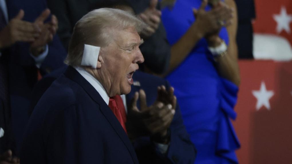 Donald Trump com curativo na orelha após atentado