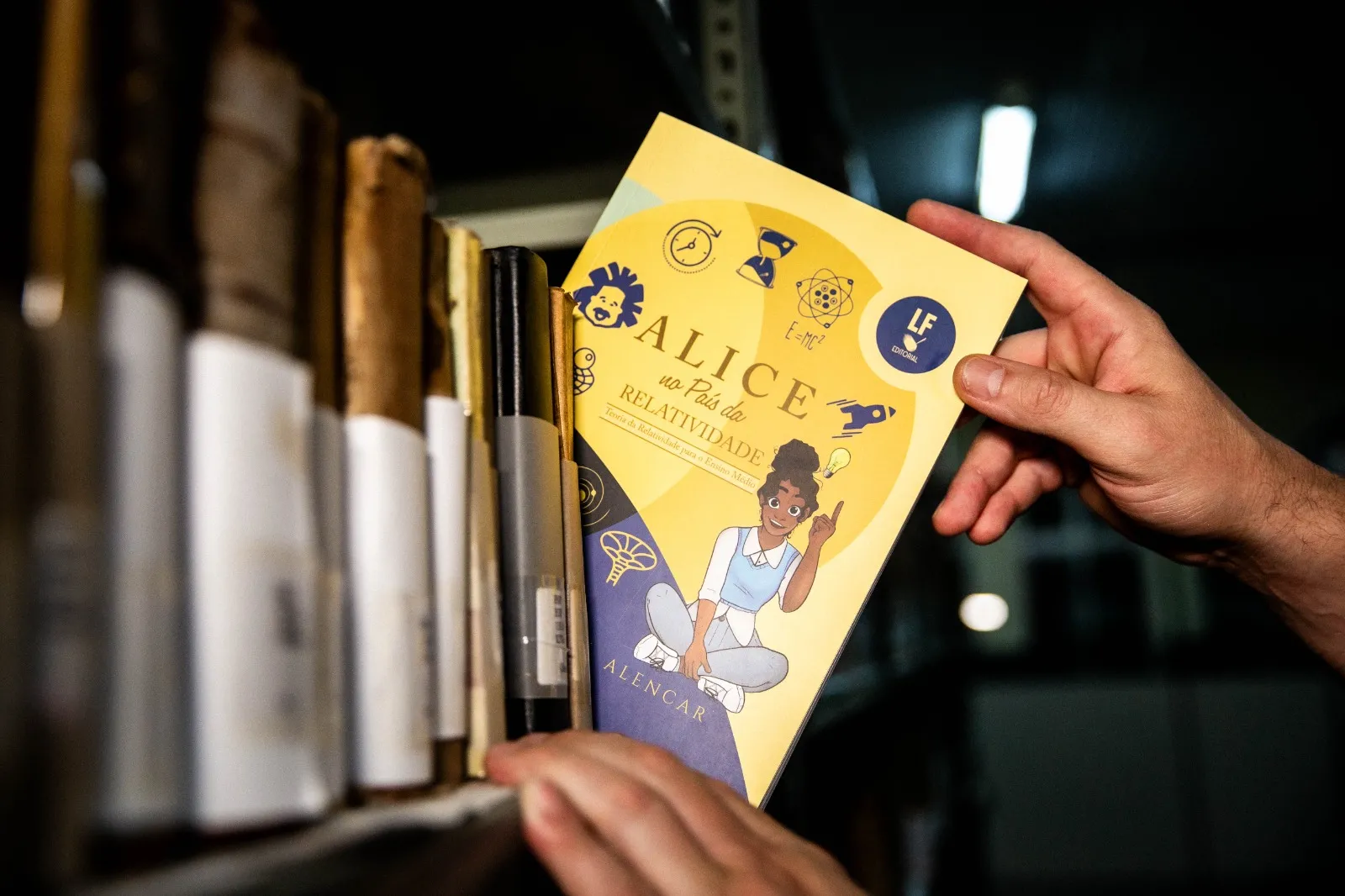 Livro está disponível nas escolas públicas da rede estadual de ensino