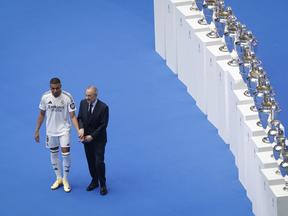 Mbappé é apresentado oficialmente pelo Real Madrid