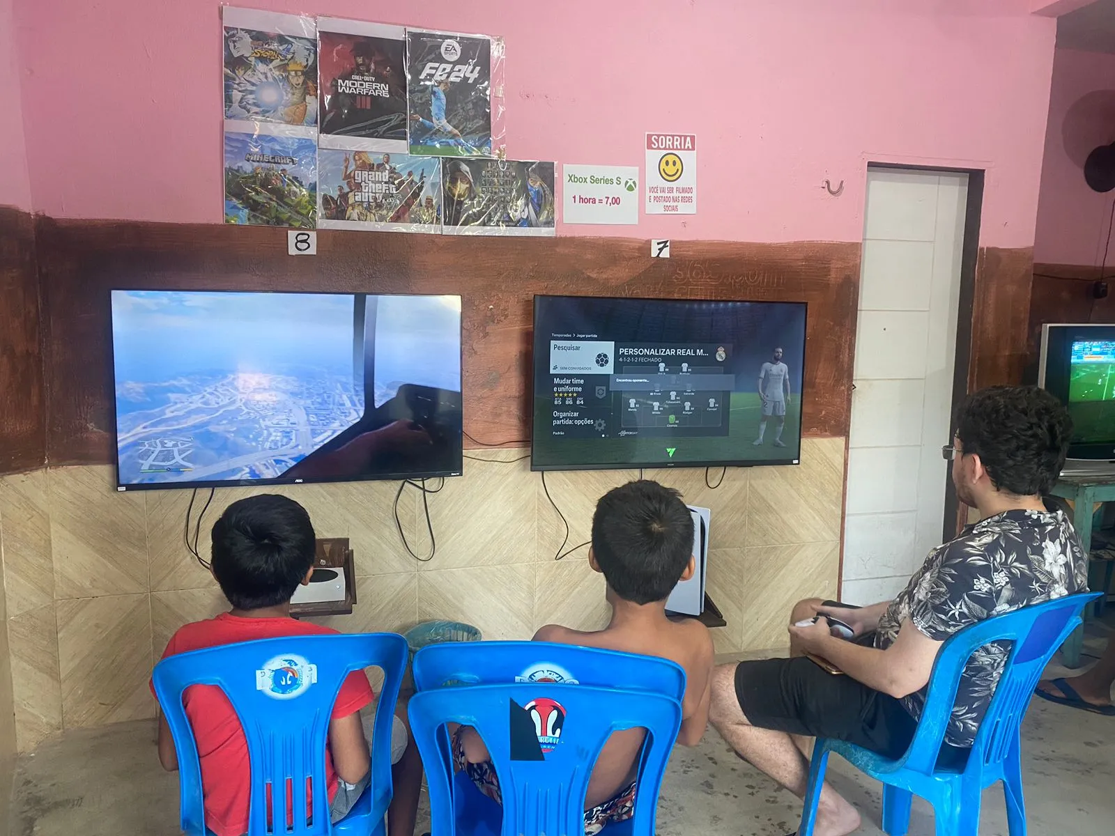 Railander, dono da locadora, faz campanha para que as crianças carentes possam jogar gratuitamente.