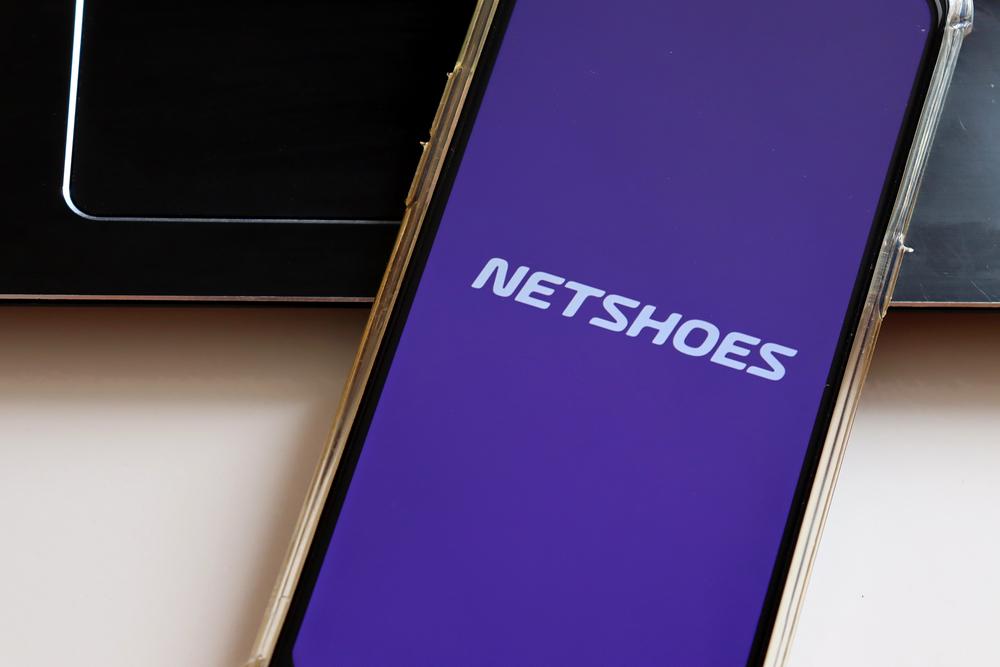 Celular aberto no aplicativo da Netshoes