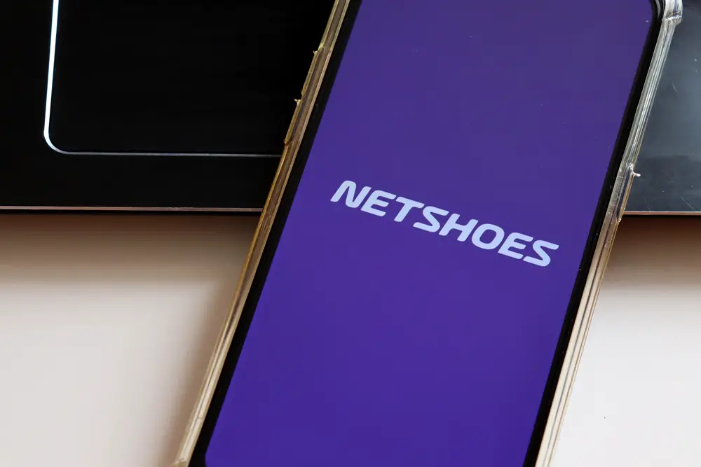 Celular aberto no aplicativo da Netshoes