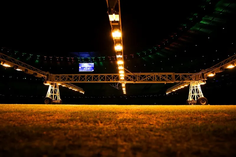 Equipamento que simula luz solar para auxiliar na recuperação do gramado do Castelão.