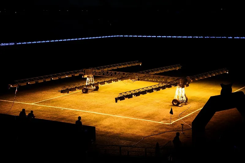 Equipamento que simula luz solar para auxiliar na recuperação do gramado do Castelão.