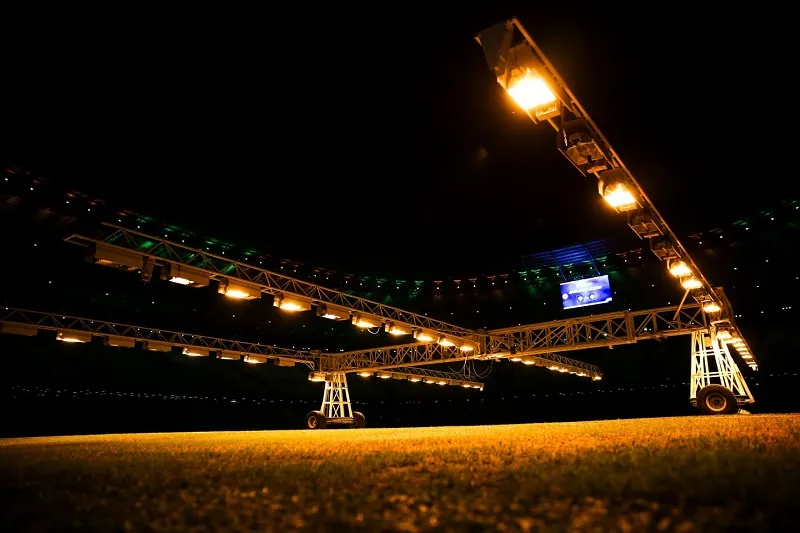 Equipamento que simula luz solar para auxiliar na recuperação do gramado do Castelão.