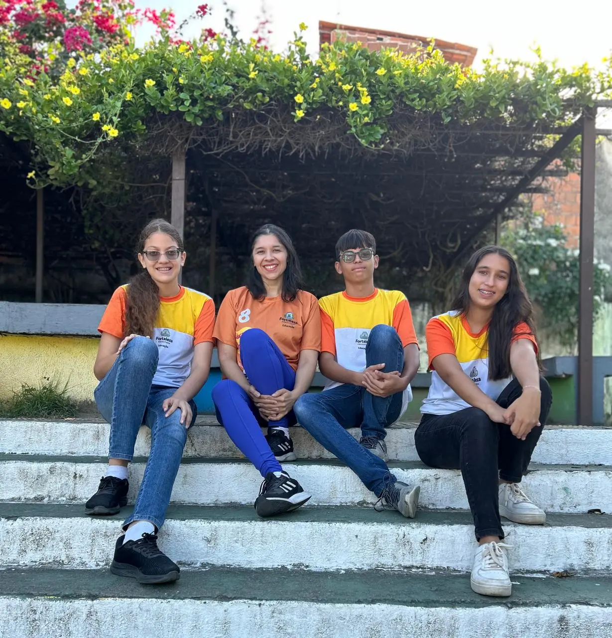 Leticia, professora Amanda, Pedro Henrique e Maria Beatriz formam uma das equipes finalistas da rede municipal que buscavam reunir recursos para ir à final da ONHB