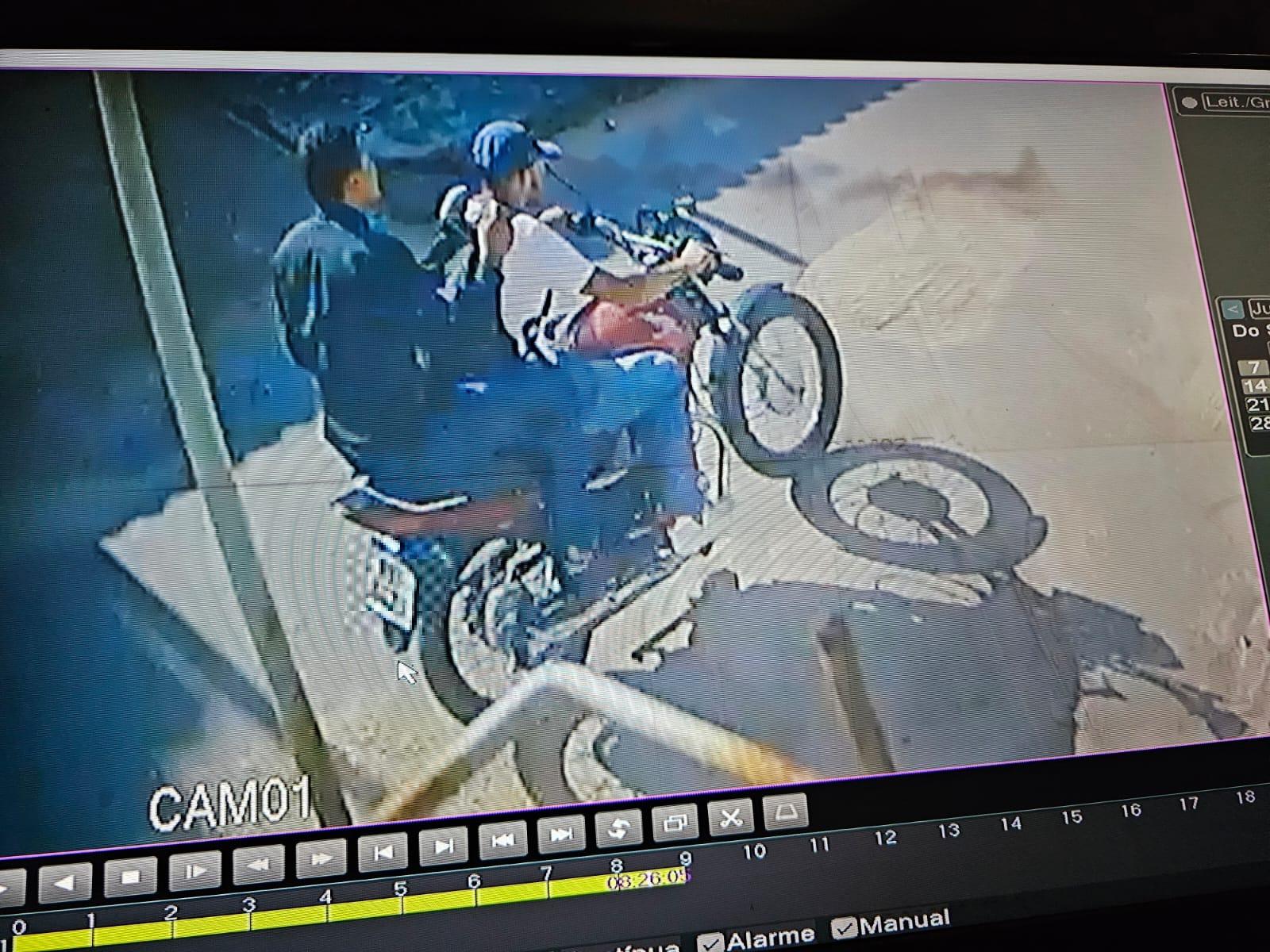 Motorista de aplicativo conduzindo motocicleta com passageiro