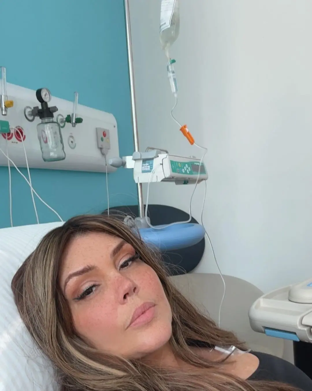 Simony publicou foto no hospital