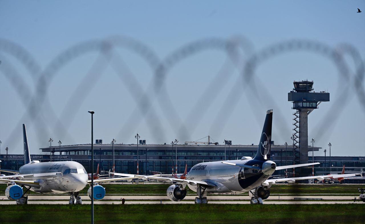 aviões no aeroporto de berlim
