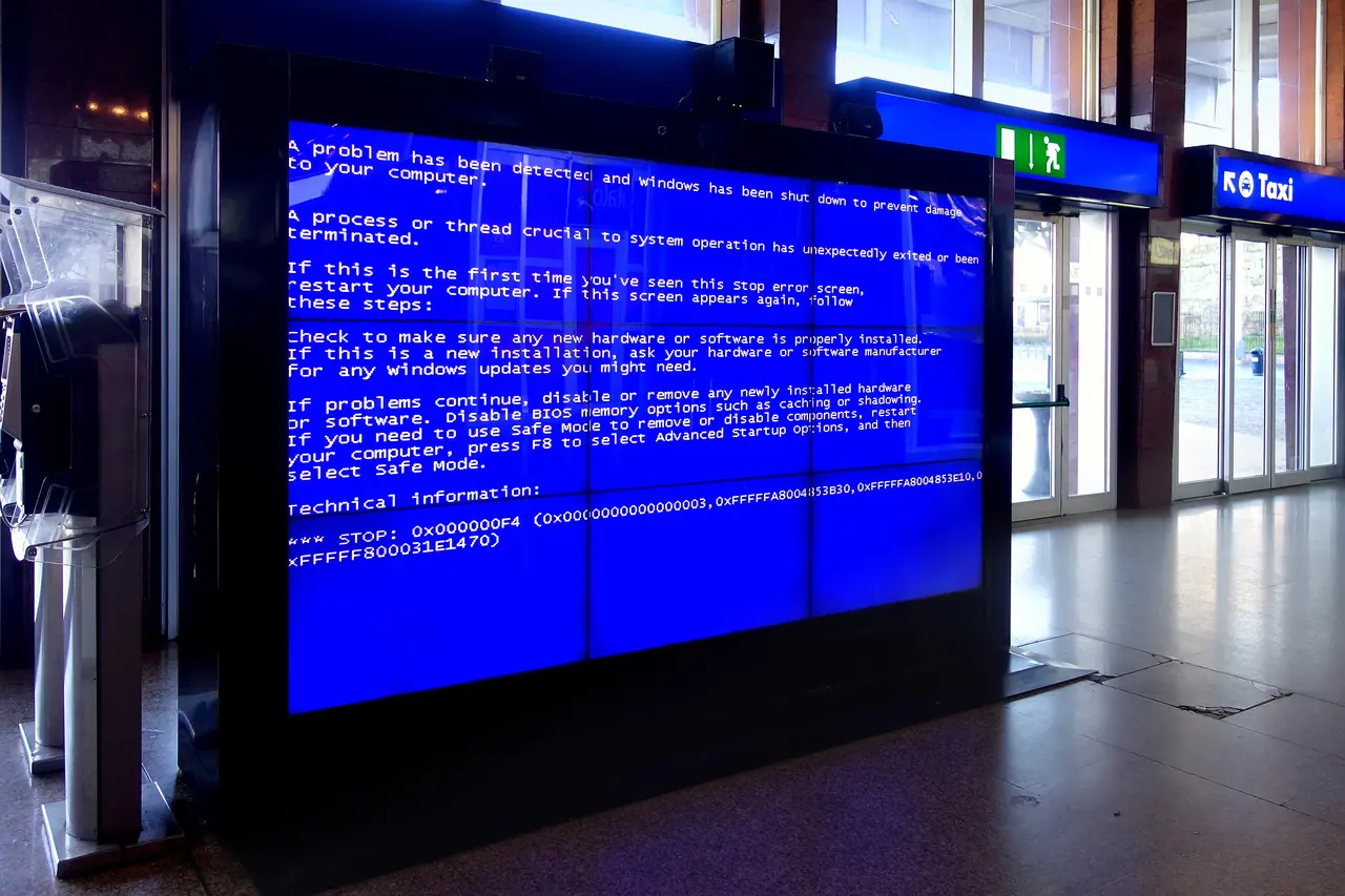 A Tela Azul da Morte no videowall da estação ferroviária Terminal em Roma, que é uma tela de erro exibida após um erro fatal de sistema no computador. Tela Azul da Morte: saiba o que é falha exibida por Microsoft em apagão e se você pode ser afetado
