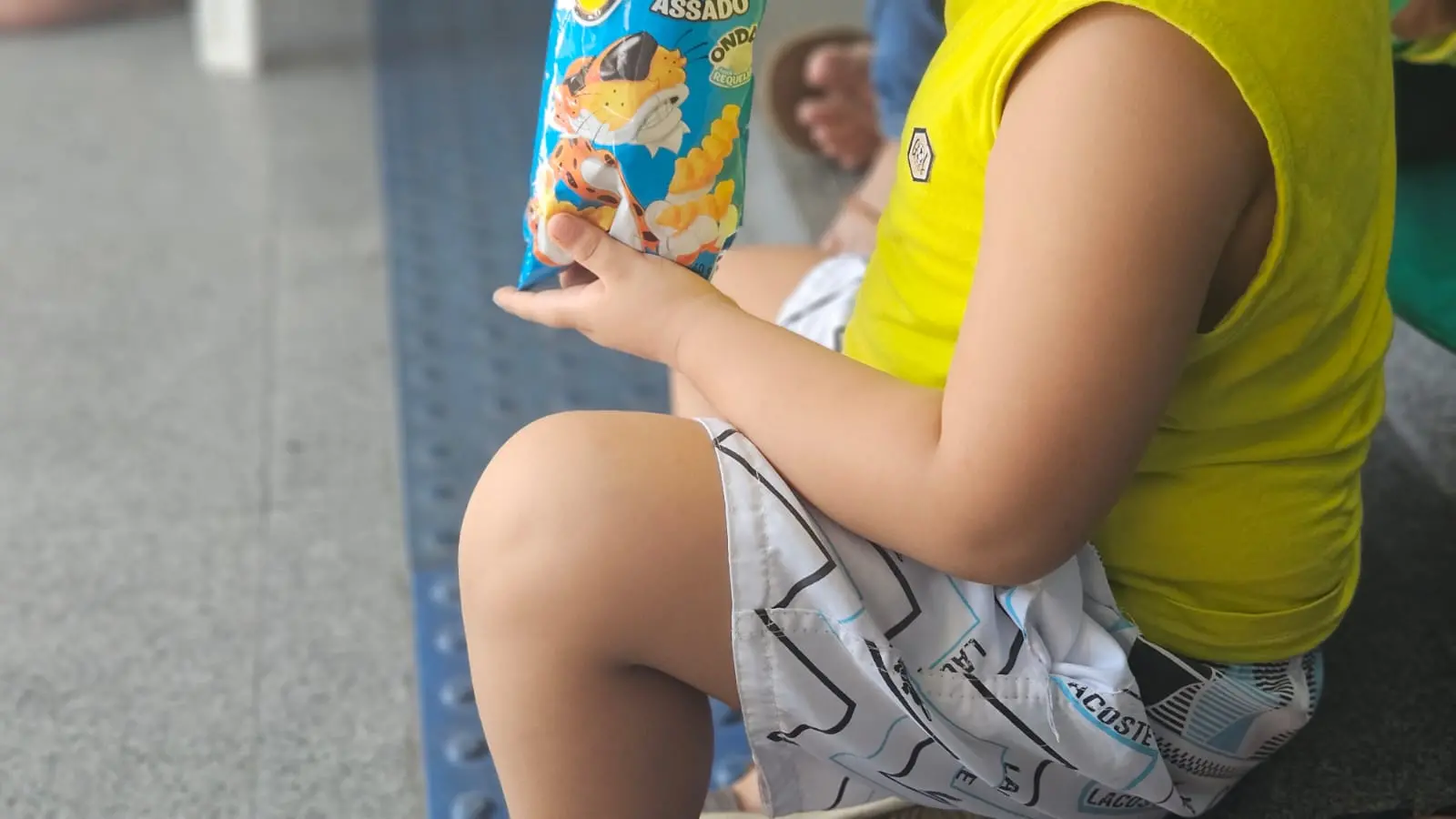 Criança com autismo comendo salgadinho