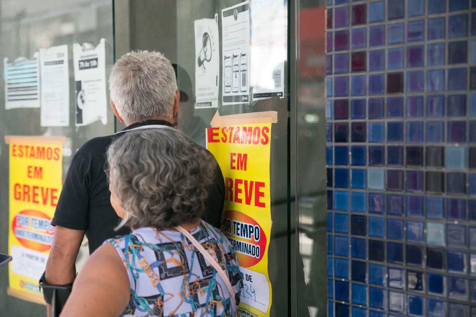 Cartazes em frente à agência do INSS no Centro de Fortaleza avisam a usuários sobre a greve