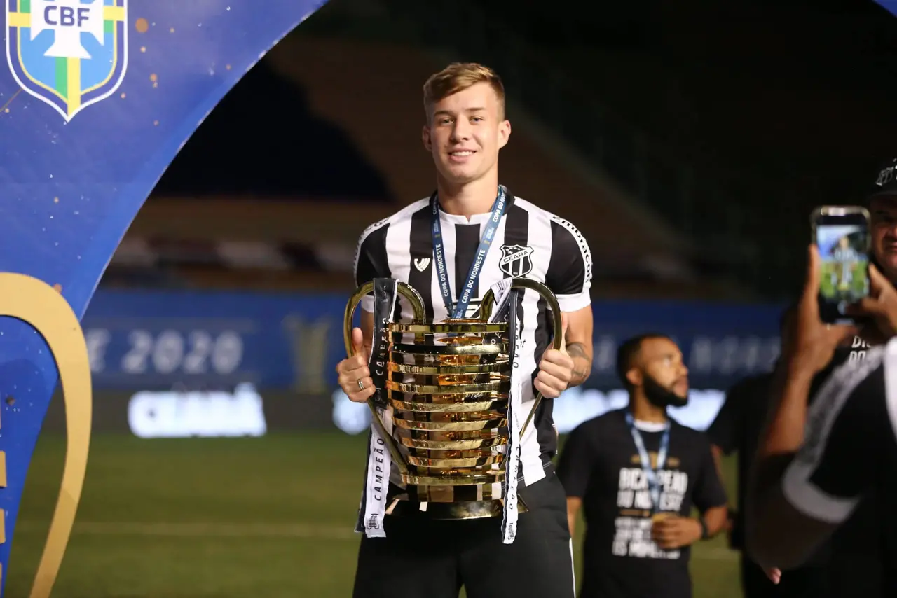 Charles em ação pelo Ceará