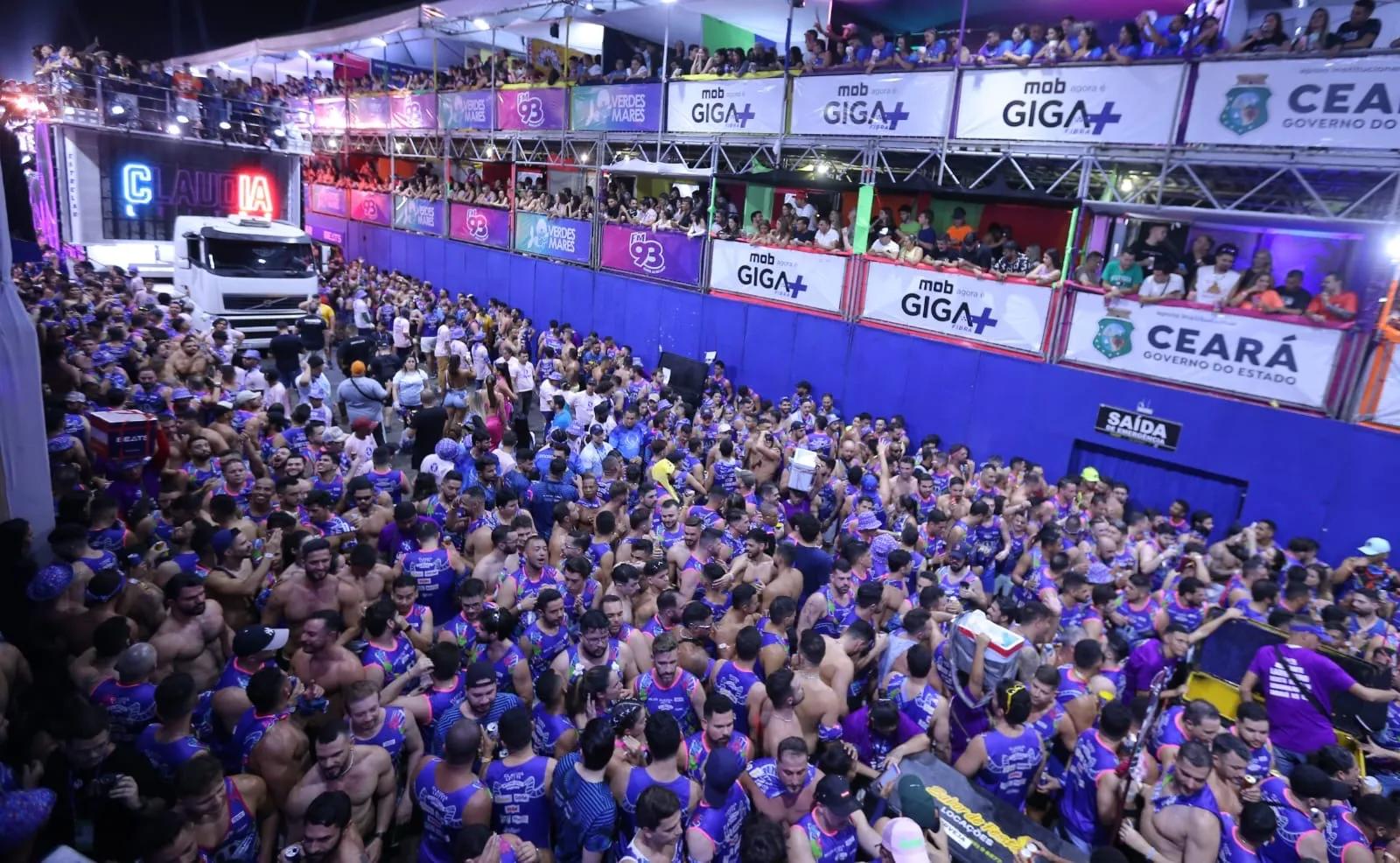 Foliões vibraram ao som das músicas de Claudia Leitte