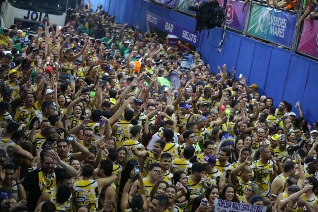 Festa reúne pessoas de diferentes idades e gostos