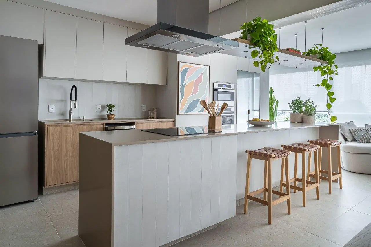 Essa configuração inteligente promove uma comunicação fluida entre os espaços, incentivando a interação entre os moradores.  Projeto arquitetas Juliana Silva e Amanda Mori