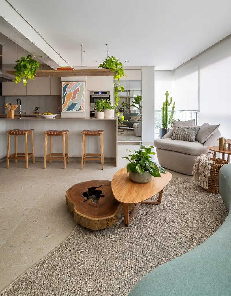 Plantas trazem a natureza para dentro da casa e também fazem transição de espaço. Projeto arquitetas Juliana Silva e Amanda Mori