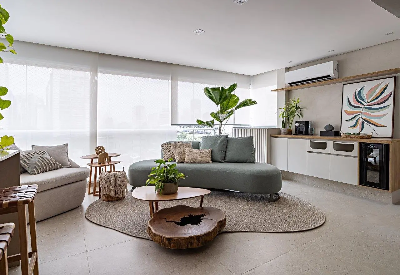 Tapete orgânico faz a transição da varanda para a sala de jantar, delimitando espaços. Projeto arquitetas Juliana Silva e Amanda Mori