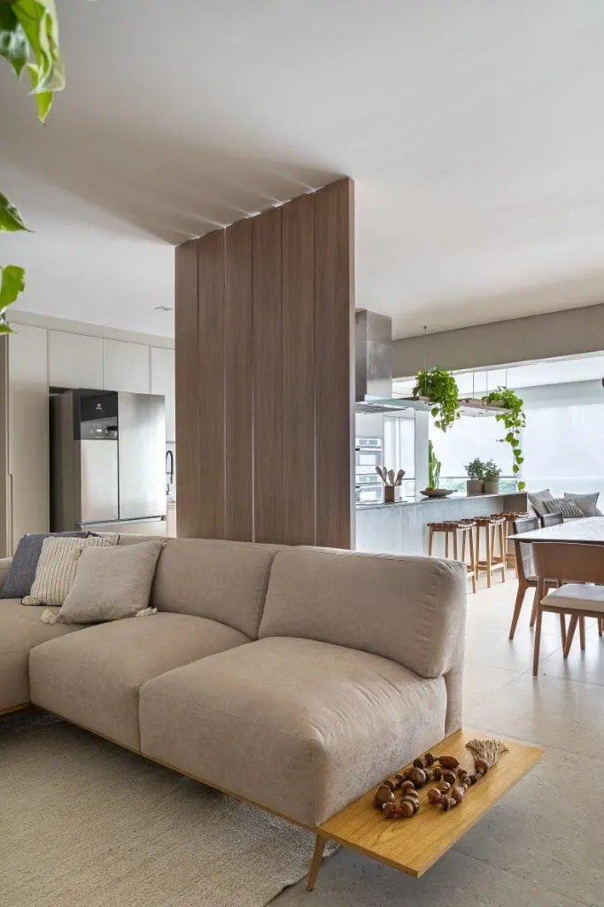 Aqui, o brise está fechado. Observe também a continuidade do mesmo piso na sala, cozinha e varanda. Isso conecta e deixa ambiente mais amplo. Projeto arquitetas Juliana Silva e Amanda Mori