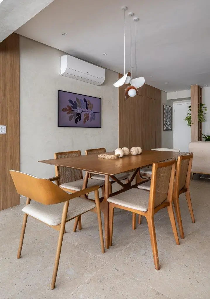 Sala de jantar com estilo e cores semelhantes ao restante do apê. Projeto arquitetas Juliana Silva e Amanda Mori