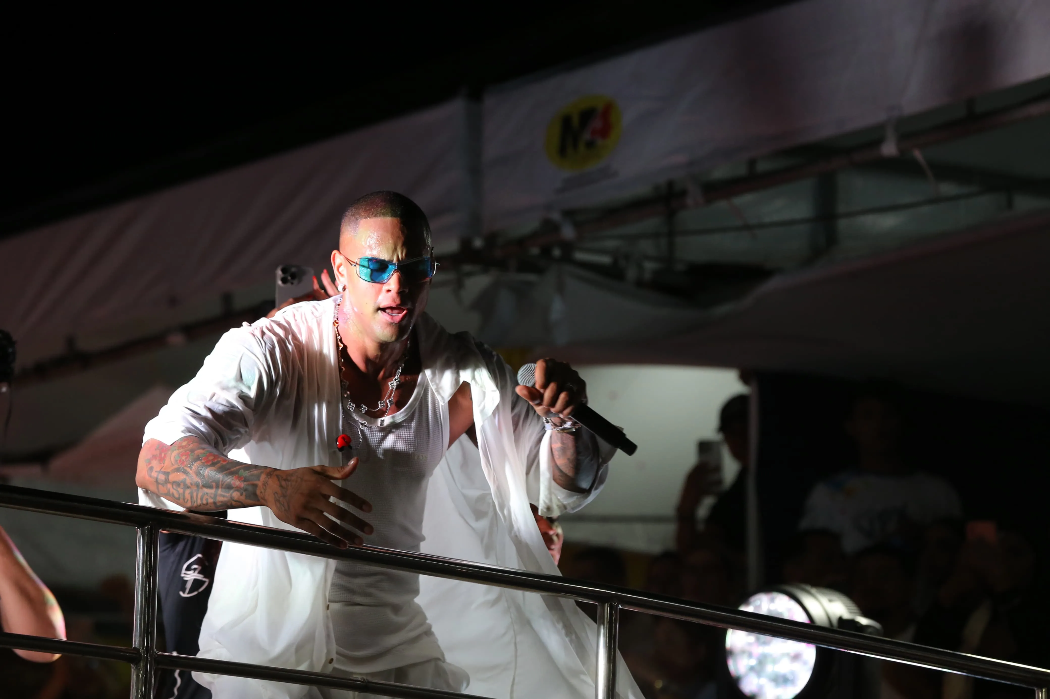 Léo Santana anima o público no Fortal 2024