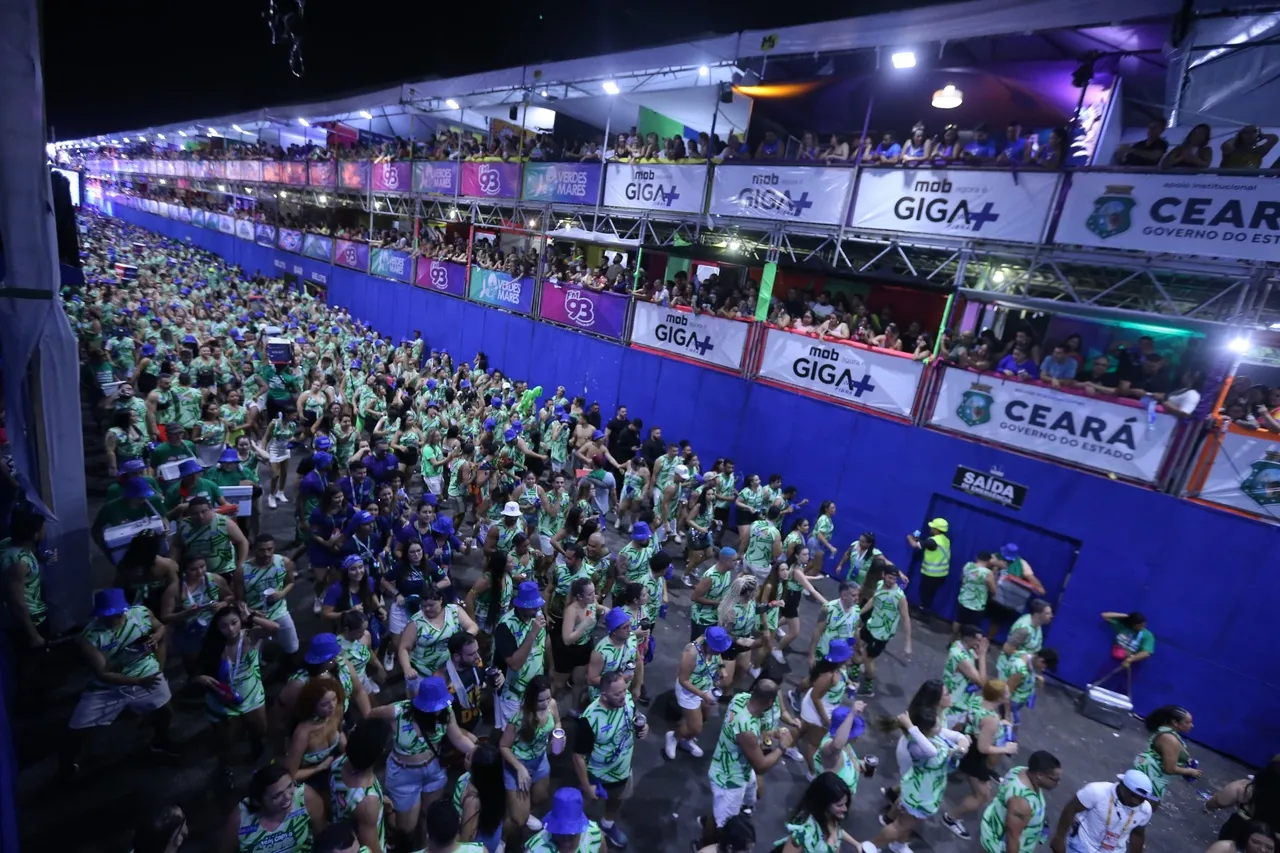 Foliões curtem a terceira noite do Fortal 2024