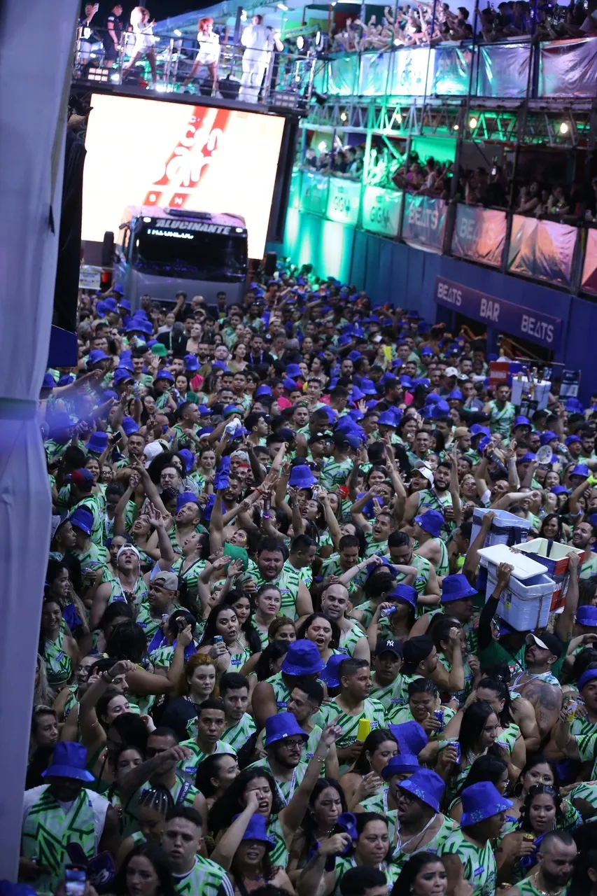 Foliões curtem o bloco Vem Com O Gigante na terceira noite do Fortal 2024