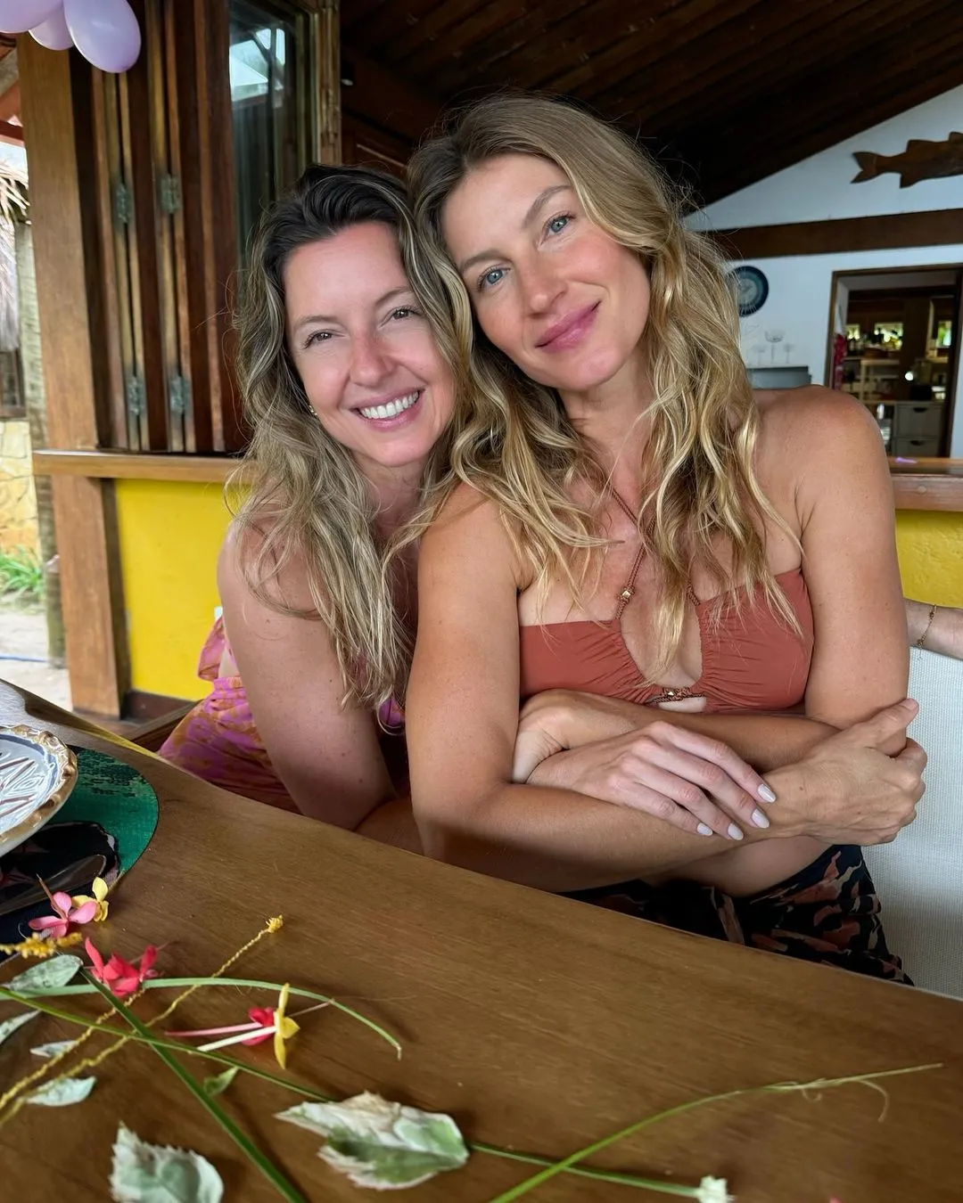 Além da foto assoprando as velas do aniversário de 44 anos ao lado de sua irmã, Gisele também compartilhou outros momentos com Patrícia, a exemplo de uma foto em que as duas estão abraçadas durante a comemoração