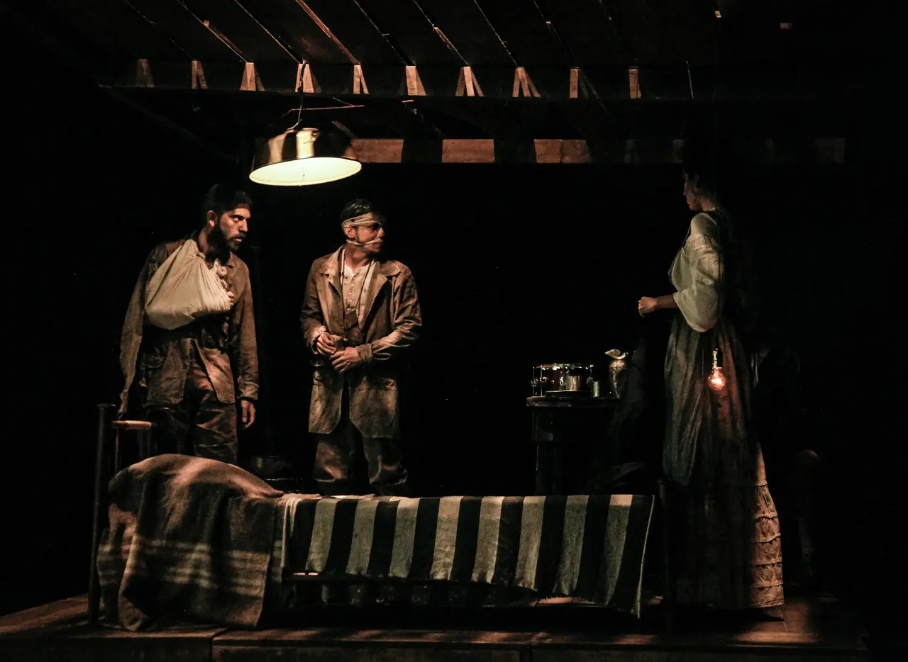 Cenário e figurino ajudam a compor narrativa sobre os horrores da guerra