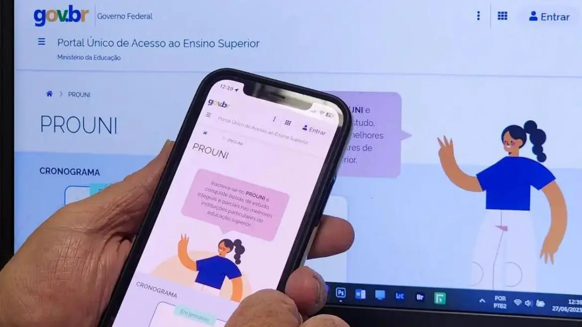 Celular e computado com home do site do Portal Único de Acesso ao Ensino Superior aberto. Prouni 2024 abre inscrições para o 2° semestre nesta terça (23); veja como solicitar bolsa