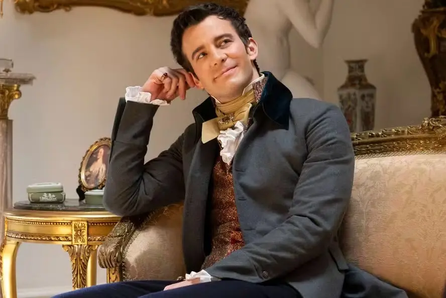 O ator Luke Thompson vestido como o personagem Benedict Bridgerton. É um homem branco, alto, de cabelo preto penteado para a frente