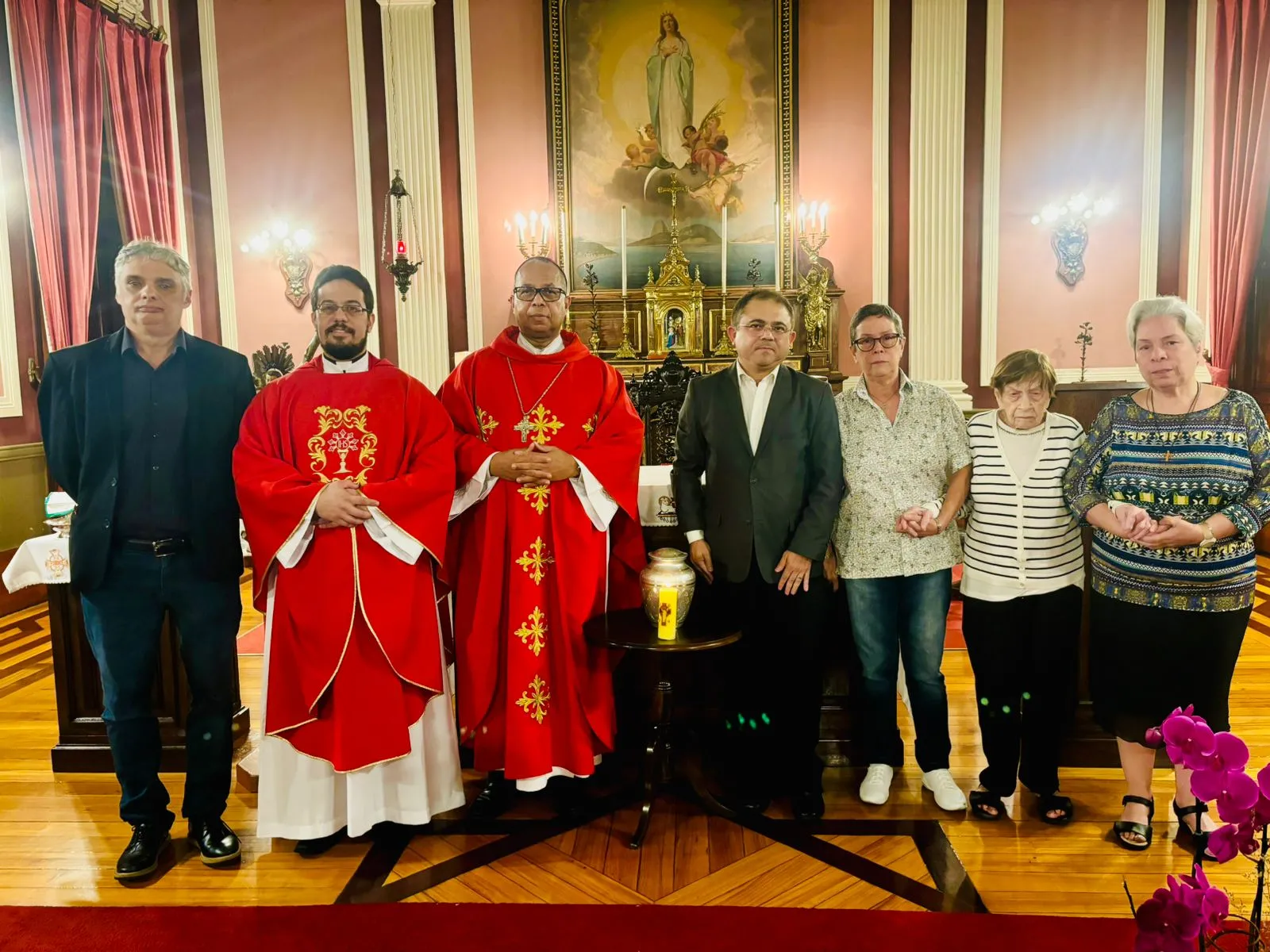 Cerimônia religiosa no Rio recomendou as cinzas ao Ceará; à direita, filha e netas de Beviláqua