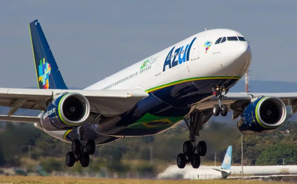 Avião da Azul decolando
