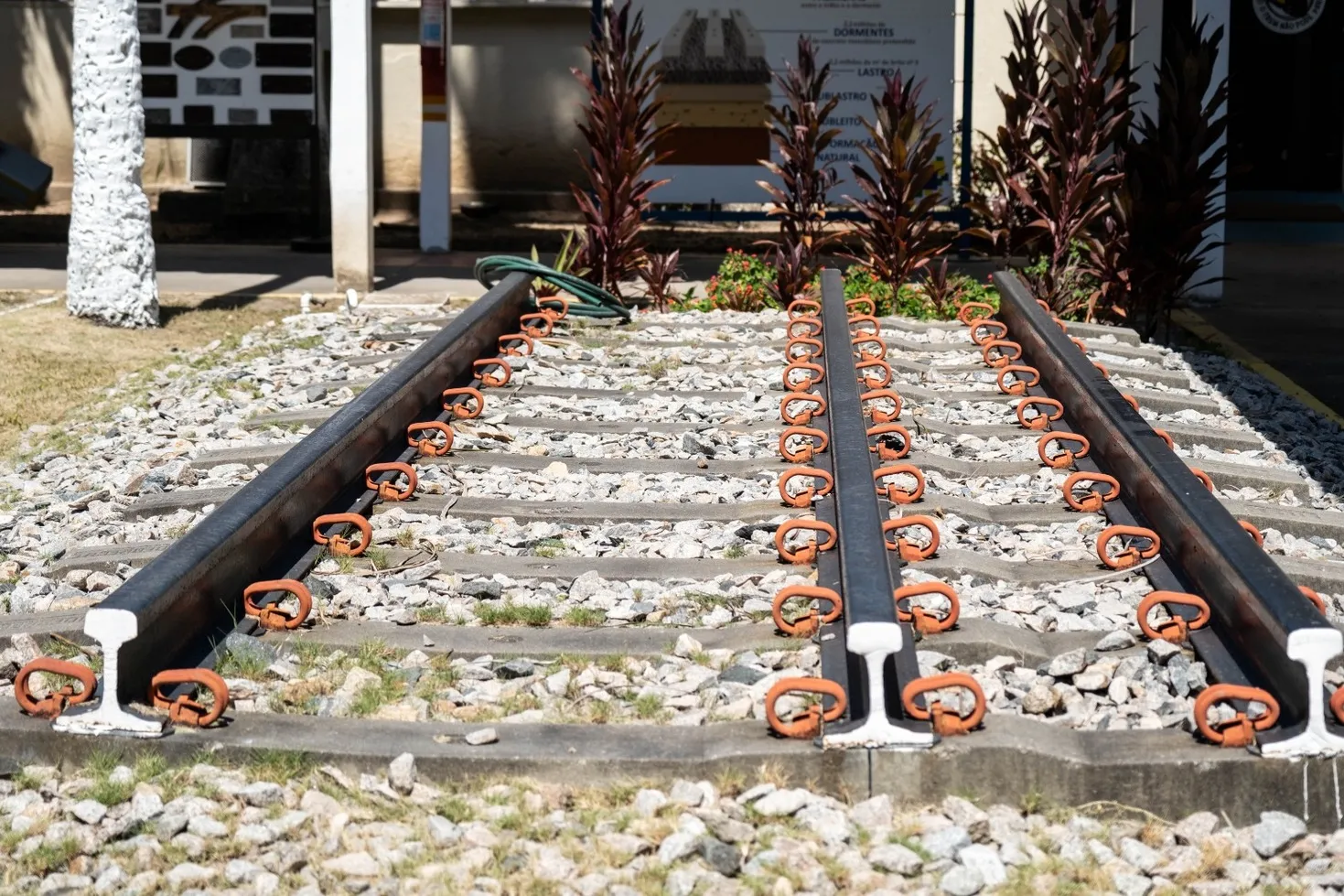 Ferrovia no Porto do Pecém terá a seguinte configuração em bitola mista: métrica (1000mm, menor e usada pela FTL) e larga (1600mm, maior e usada pela TLSA)