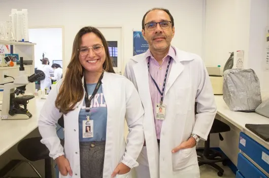 A pesquisa é assinada pela pesquisadora Letícia Rodrigues (à esq.) e pelo professor Ronald Feitosa (à dir.)