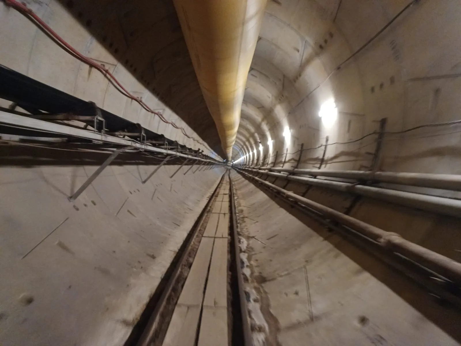 Até agora agora, 10 anos depois de iniciadas as obras, só foram perfurados 1.300 dos 7.300 metros dos dois túneis da Linha Leste do Metrofor