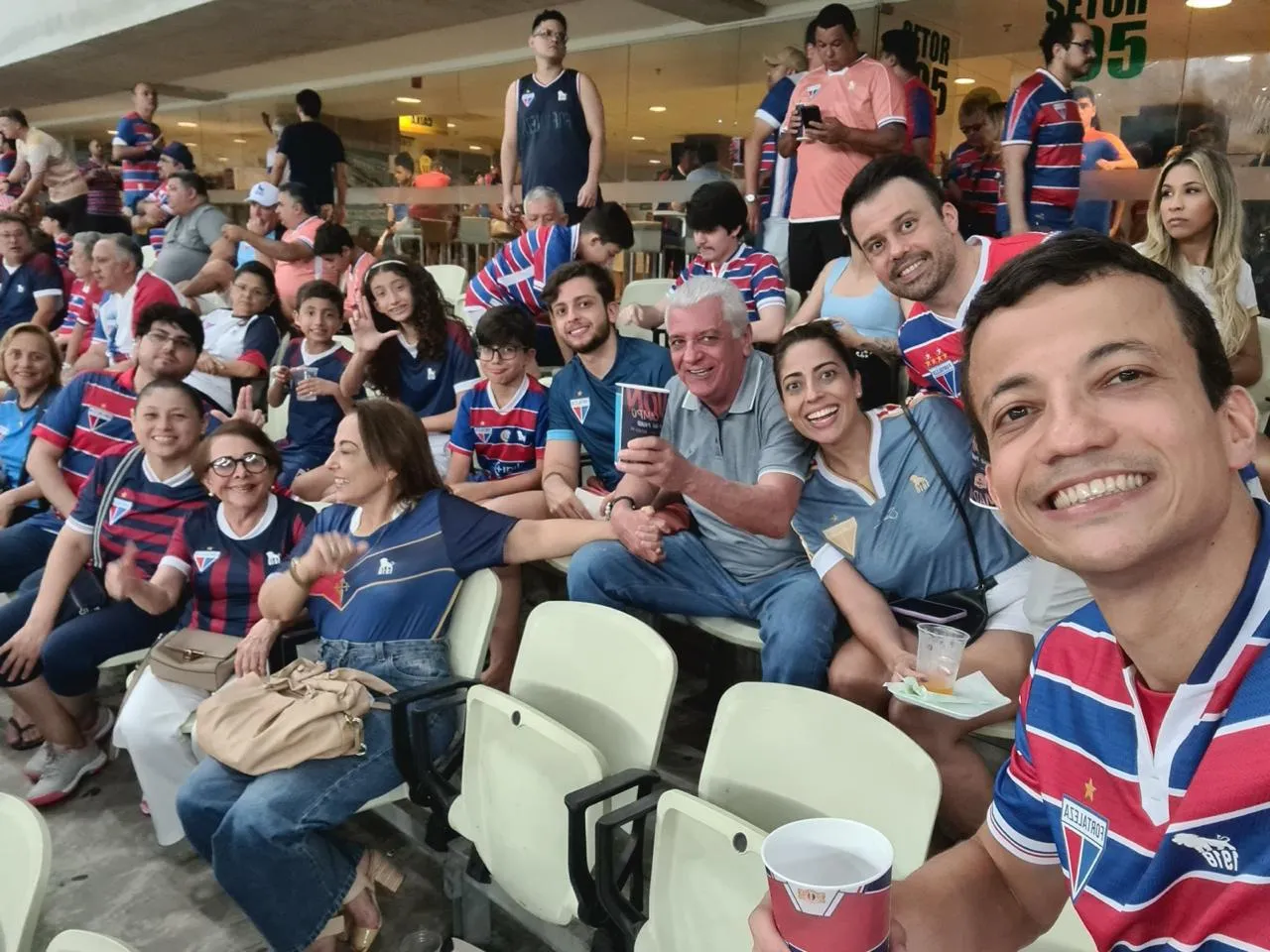 Vó Vanda gosta de assistir aos jogos do Fortaleza no estádio
