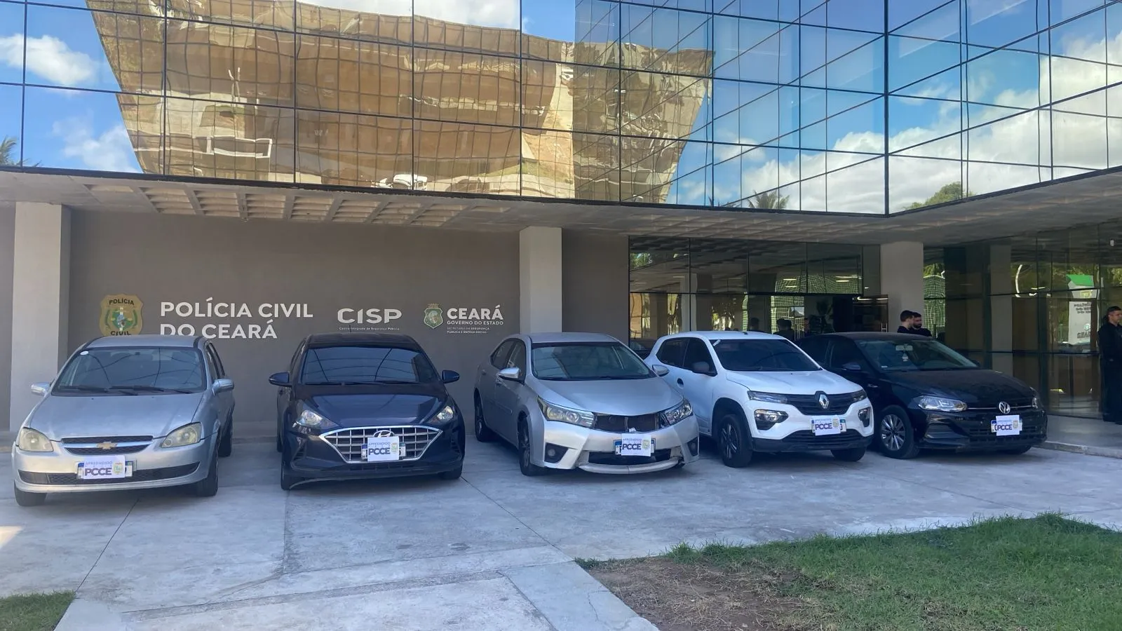 Com os suspeitos, a Polícia apreendeu cinco veículos