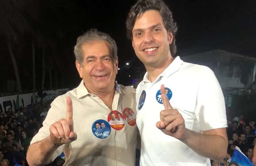 Zezinho e AJ Albuquerque lado a lado em cima de um palanque eleitoral