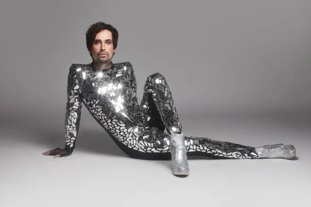 Cantor pernambucano Johnny Hooker é atração de encerramento do DFB Festival